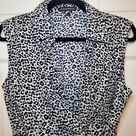 Express Design Studio wrap top Sz L NWOT - Picture 2 of 8